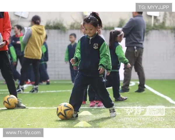 功夫老爸踢足球带动家庭欢乐时光，展现亲子互动与体育精神